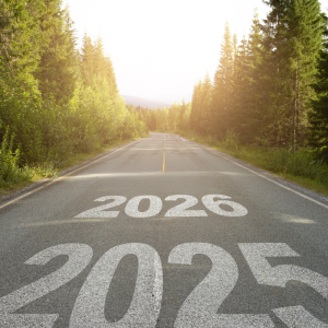 Route en nature avec écriture des années 2025 vers 2026